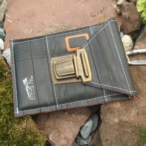 01. Altmessing Smartphone-Tasche