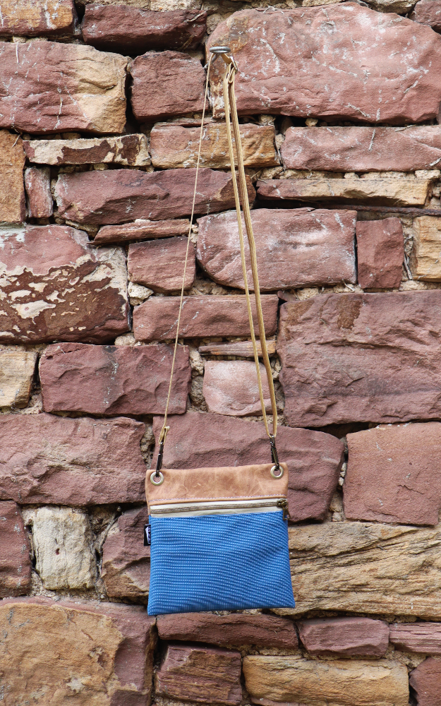 Gürteltasche aus Schulturnmatte & Leder – Bild 4