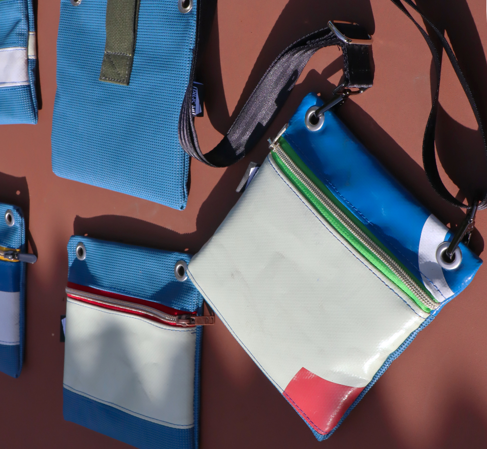 Gürteltaschen aus Schulturnmatte, LKW-Plane & Leder – Bild 7