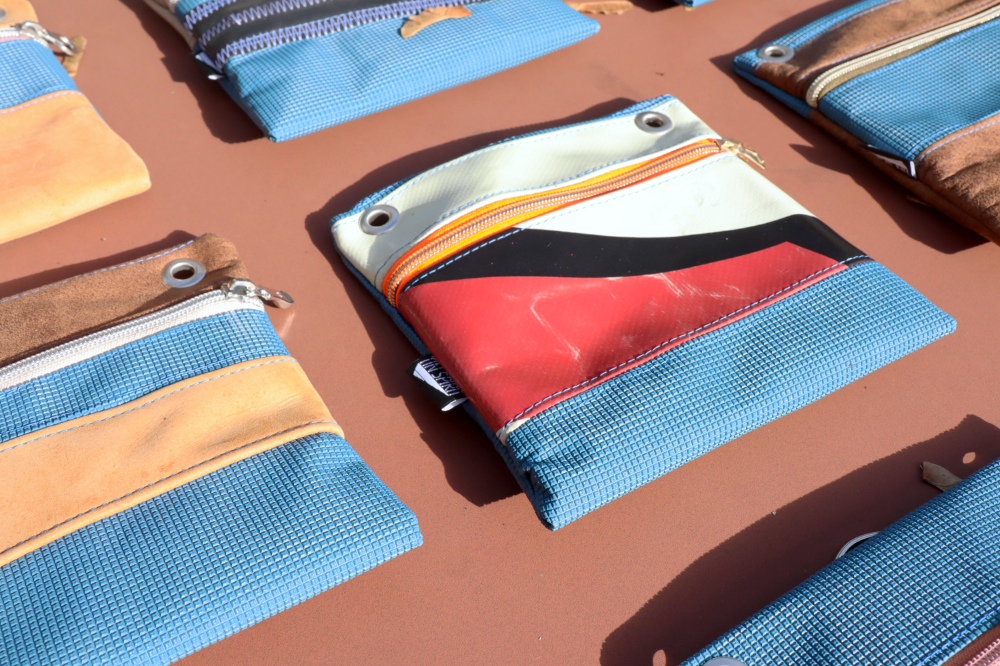 Gürteltaschen aus Schulturnmatte, LKW-Plane & Leder – Bild 3